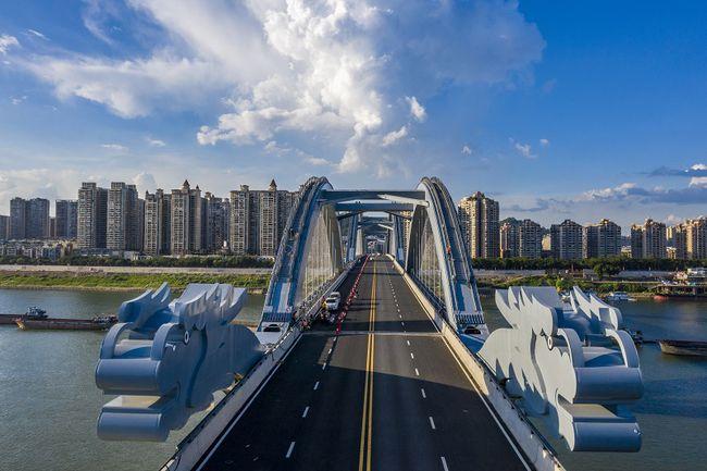 2021年9月4日,航拍广西梧州市高旺大桥上层桥面正式开放交通.