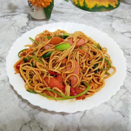 蔬菜香肠炒面,很简单,但超级美味