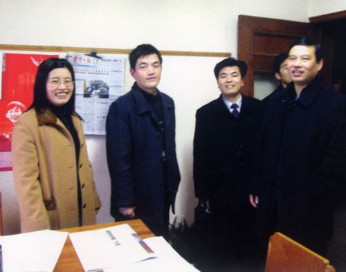 浙江省农科院党委书记,原东阳市委书记汤勇(右一),2003年2月视察