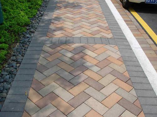 水泥漏水彩砖铺设效果图大全 庭院透水砖彩砖铺装施工