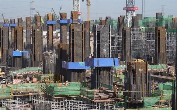 河北省雄安新区的雄安火车站的建设工地