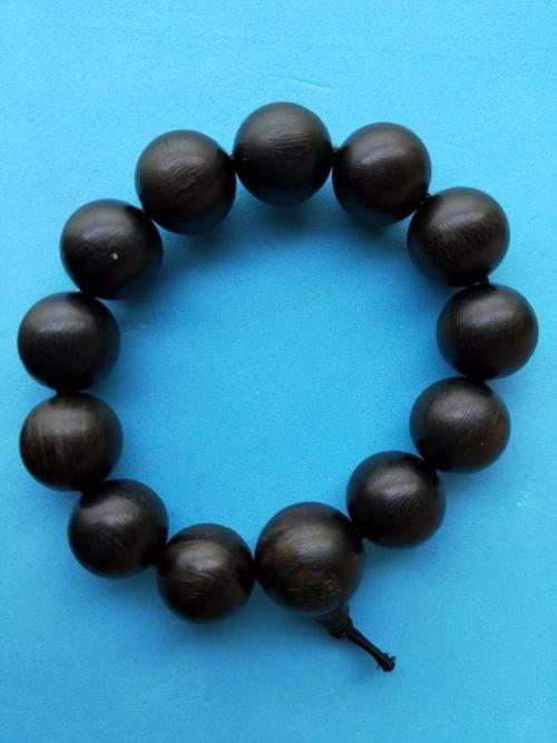 我在谭木匠买了个绿檀手串,怎么盘了不到一个月成这个