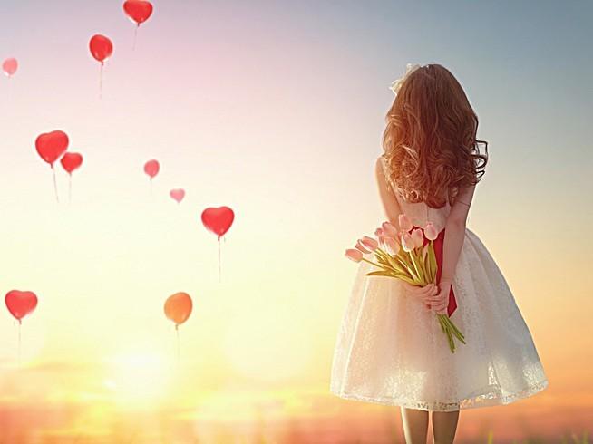 搜图中国提供独家原创爱心气球浪漫美女背景图下载,此素材图片已被