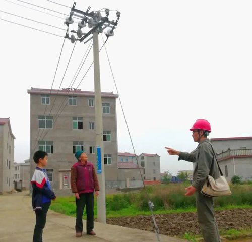 拉线本来是安全的,但如果大力晃动的话,电杆不稳可能引发触电,甚至