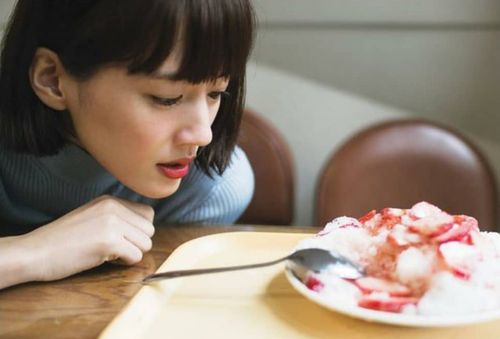 绫濑遥穿"孕妇"装,吃小笼包!大赞台湾亲切