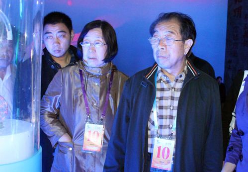 山东省人大常务会原副主任王道玉访问世博会山东馆