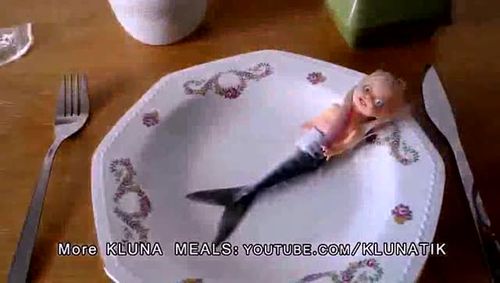 女孩只要一遇到水就会变成美人鱼,这给她的生活带来很多困扰