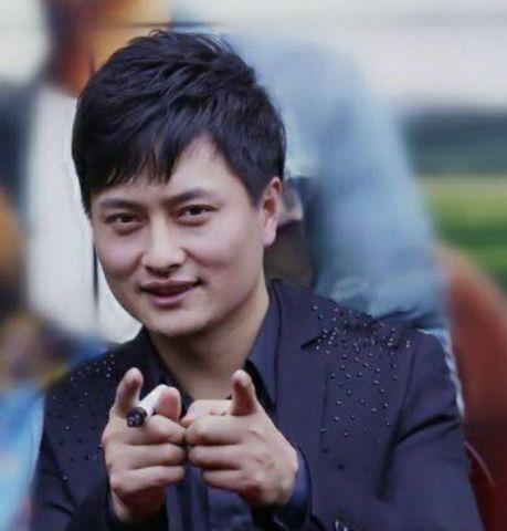 她是云飞前妻老公星光大道成名后便把她抛弃现处境十分凄凉