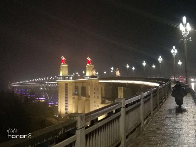 雨中的南京长江大桥夜景