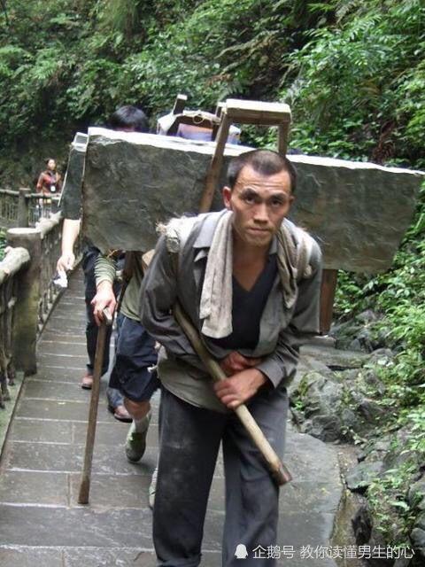 扛得住一切,其实,并不是的,男人很苦,为了一家老小,没日没夜地干活,累