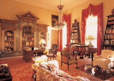 古堡内部奢华至极