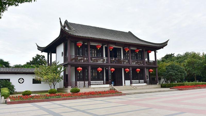 嘉兴知府赵瀛征民夫修浚城濠,出其淤土移填湖中,仿西烟雨楼旧制,重建