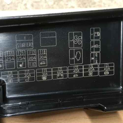 掰开盒子可见: 看看说明,取电位置好多: 搭铁: 帝豪gs 保险盒在主驾驶