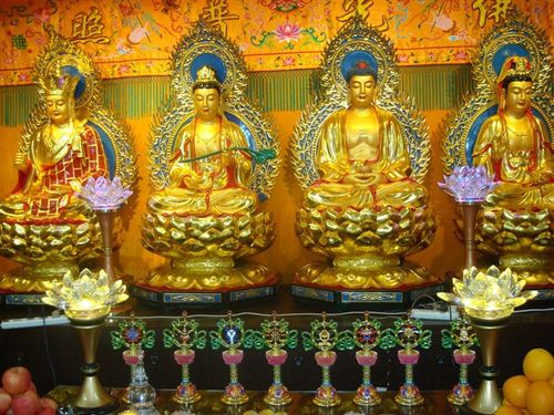 祖先的牌位若是供在家里佛堂,一个牌位里边能住五六代祖先.