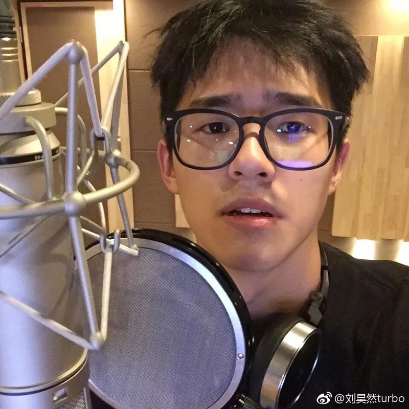 你站在三里屯路口等灯的时刻,身边可能经过刘昊然