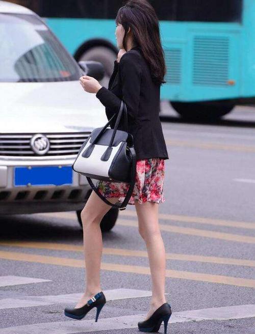 图片来源于网络 长发飘飘宛如一个刚下凡的仙女一般,一双筷子大长腿真