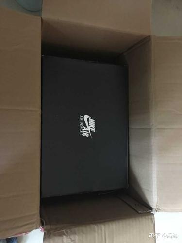 上一下之前入的空军一号,个人感觉鞋盒子回来的时候也是亮了,特别好看