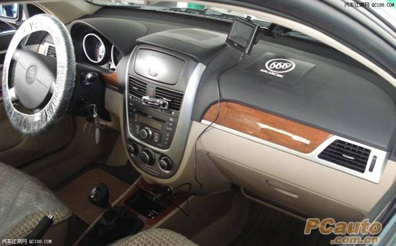 上套套没给爱车配多东西,花1000多米弄个导航,原来还网购了个点烟器