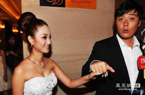 《亮剑》"魏和尚"张桐大婚,与娇妻关思婷甜蜜拥吻