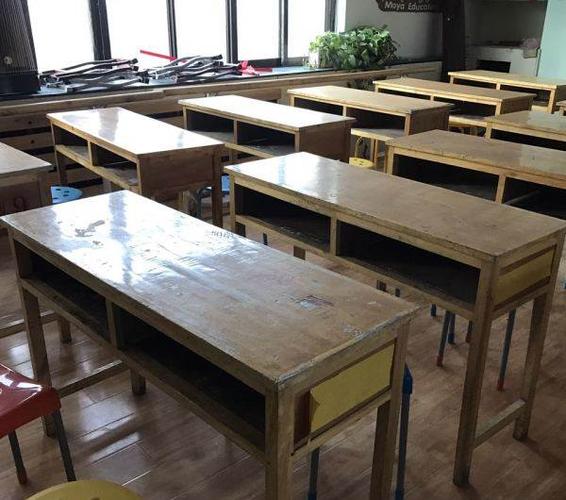 新旧 8成新                       低价出售学校自用木质课桌,板凳