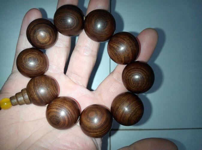 鸡翅木手串能盘玩到多红,我这串怎么样谁能看看.