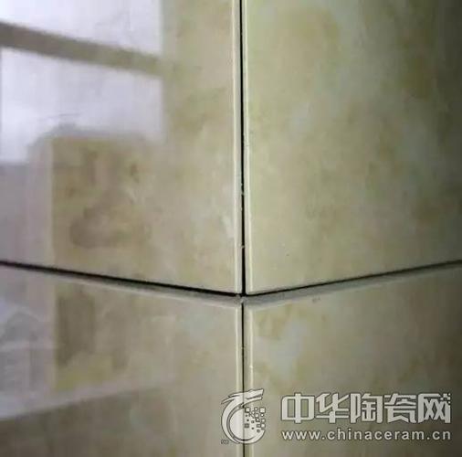 在墙砖铺贴过程中,由于两面墙形成阴阳角需要对 瓷砖做一定的加工处理