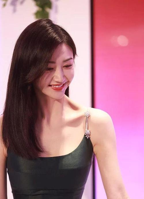 景甜穿墨绿色吊带长裙太甜美了!雪肤白嫩人间富贵花