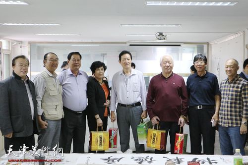 左起:萧振华,邱贵阳,张树滨,陈音兰,梁天顺,李恩元,杨金池,冯士刚在
