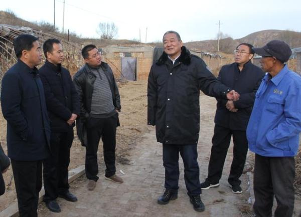 董强深入周湾,长城镇驻村调研脱贫攻坚工作--延安市人民政府