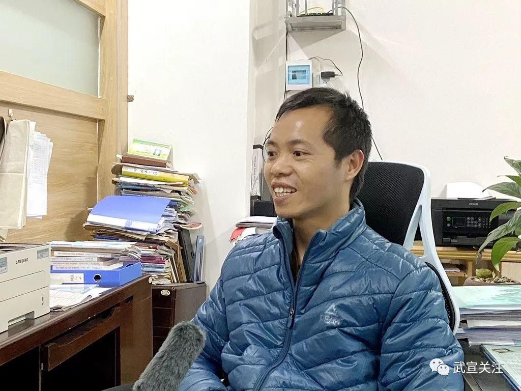 桃李争艳满园春记武宣县中学校长黄振辉