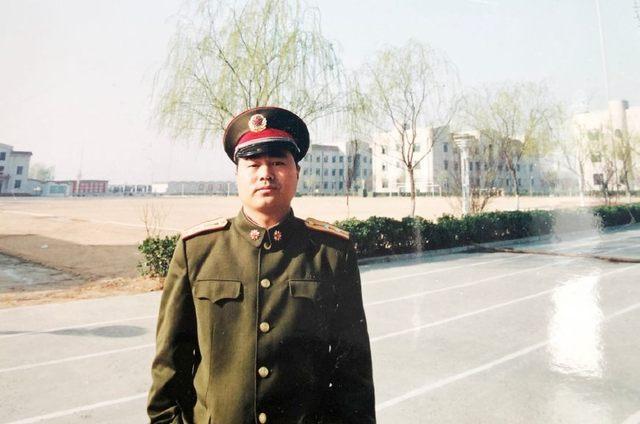 周红庆曾经是一名军人,是原54军162师高炮团二连连长,在军旅生涯中,带