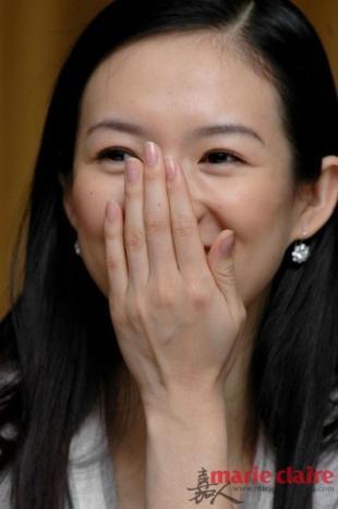 章子怡国际章一直是巴掌脸的mm,脸型秀气,下巴标准.