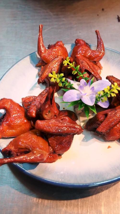 烧腊培训广东烧腊中的经典菜式红烧乳鸽表皮焦脆鲜爆多汁烧腊培训班