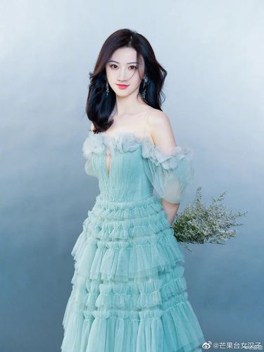 景甜礼服裙胸前有镂空设计,央视给ps补足了布料