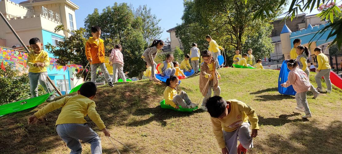 滑出精彩 滚动快乐——县中心幼儿园本真游戏