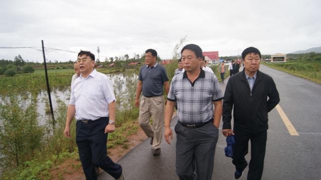 鄂伦春旗政府旗长何胜宝与鄂伦春旗政府副旗长孟海平到嘎仙指挥抢