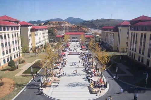 【聚焦】芳华大道上的"饮食一条街" ——黄平民族中学