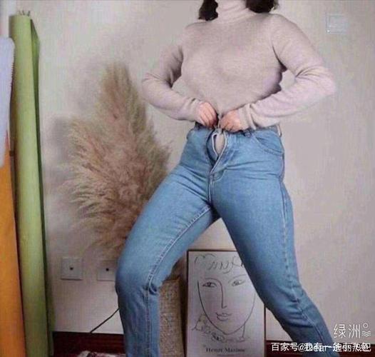 迪丽热巴晒出来了自己的腰部图片,看着不能轻松扣上的裤子,应该疫情