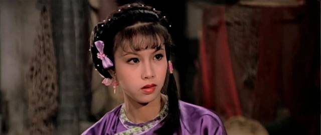 文雪儿不同于现在社会批量生产的"网红式"美女,她的五官并不标准,但