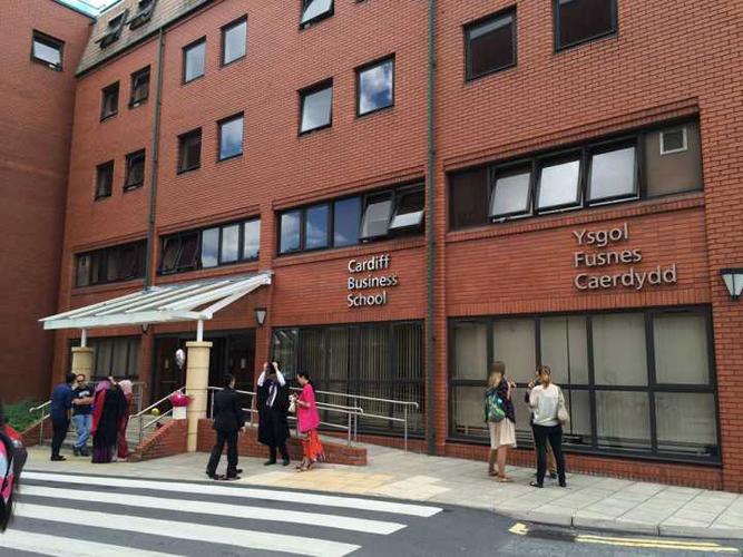 所以商学院也挺爱去的,当初选择卡迪夫大学也是被商学院很有历史感的