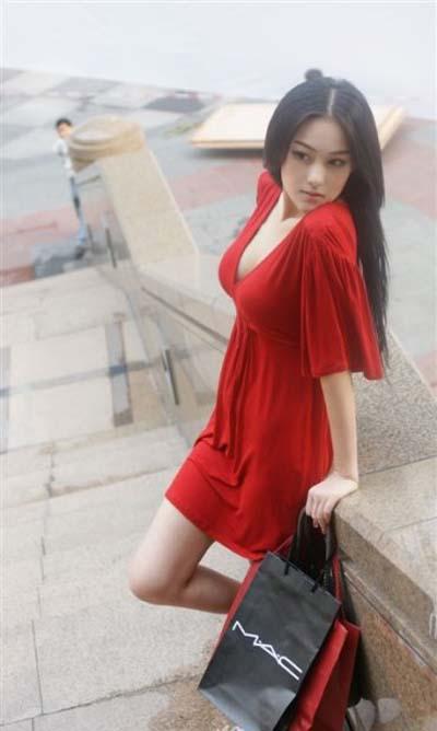 "华人第一人气美女"张馨予,并有"中国第一足球宝贝","网游第一美女"之