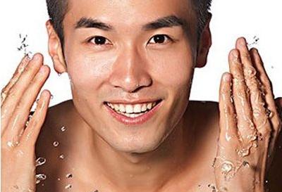 男士洗脸的五大误区 男人如何正确洗脸