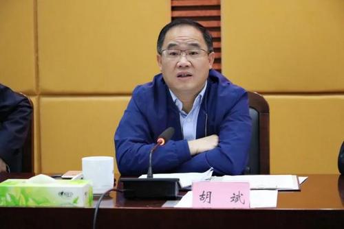 胡斌主持召开鄱阳县十六届人民政府第65次常务会议