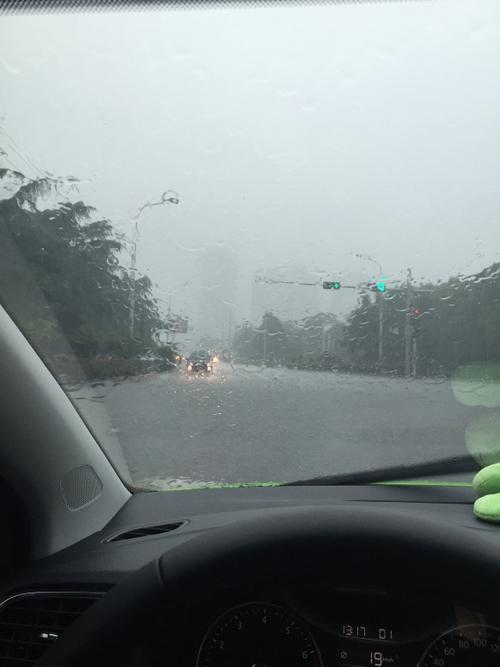 这么大雨 怎么开车
