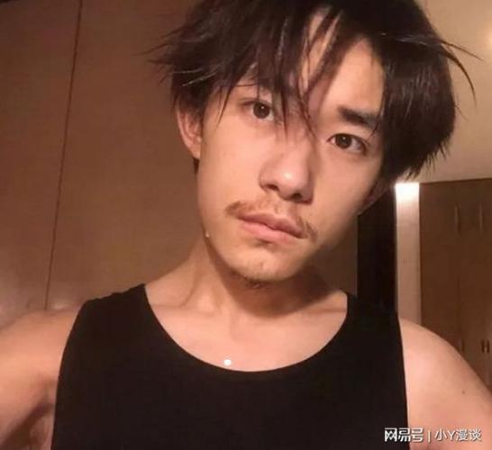 易烊千玺曾在社交平台上分享过几张蓄有胡须的相片,虽然看起来依旧