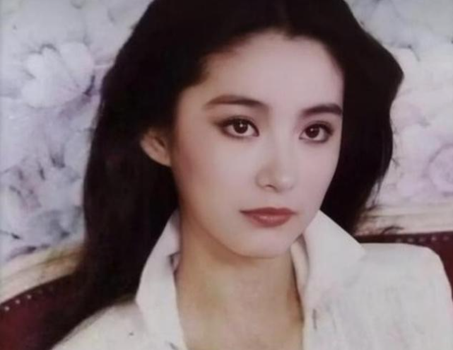看了林青霞早年造型哪怕再过20年我们可能都不如她潮