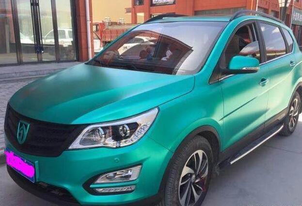 从图中可以看出,这里宝骏560不仅在颜色上大变样,同样在一些小细节