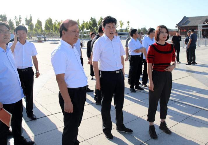李哲一行以车览形式,先后查看了跨湖大道,绕城高速(运城南至解州段)