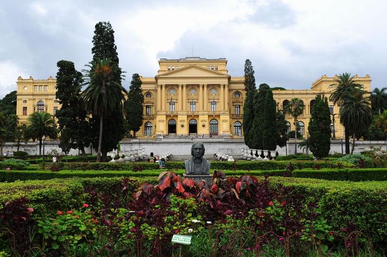 17,文艺复兴时期建筑风格的皇宫(州立博物馆),花园中央的雕像为巴西