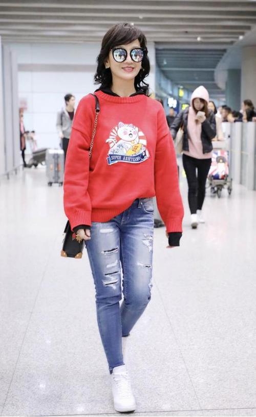 赵雅芝气质古典优雅,穿休闲装也挺好看,暖意洋洋有"家